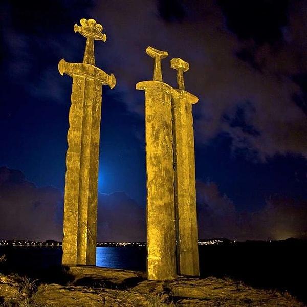 18. Hafrsfjord, Norveç'te bulunan ''Kayadaki Kılıçlar'' anıtı.