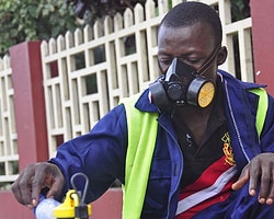 Ebola Kabusu Afrika'da Hızla Yayılıyor; 729 Kişi Öldü