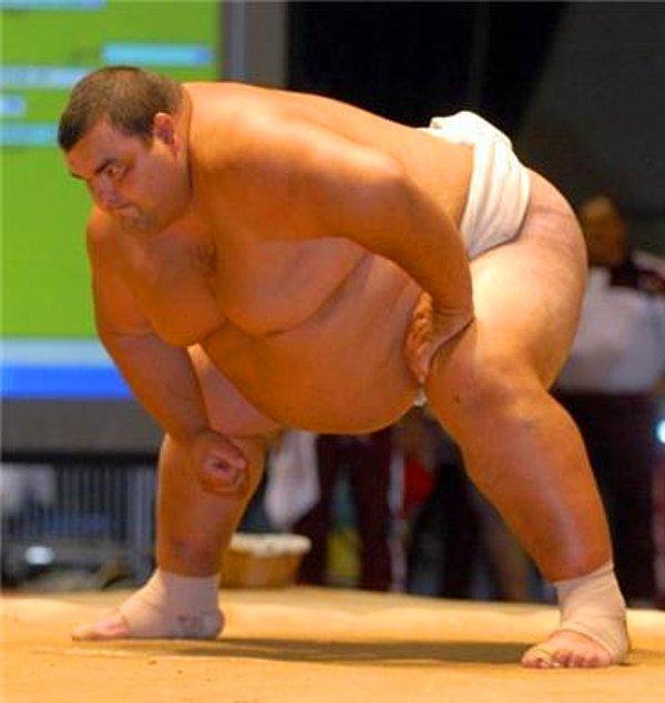 2. Sumo güreşçilerinin kiloları 130 ile 320 arasında değişir.