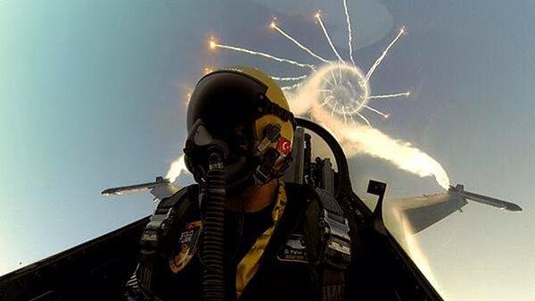 19. Hava Kuvvetlerimizden F16 selfiesi.