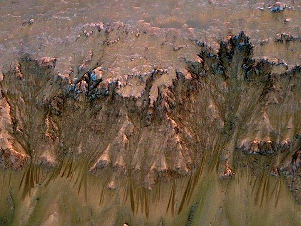 1. Mars'ta sıvı haldeki suyun akış yolunu gösteren bir fotoğraf