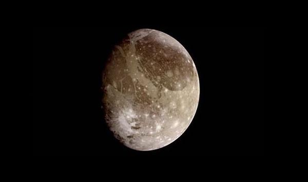 4. Ganymede, Güneş Sistemi'ndeki en büyük uydu. Eğer Ganymede Jüpiter yerine Güneş'in yörüngesinde dönseydi sistemdeki en küçük gezegen olmayacaktı. Çünkü Merkür daha küçüktür.