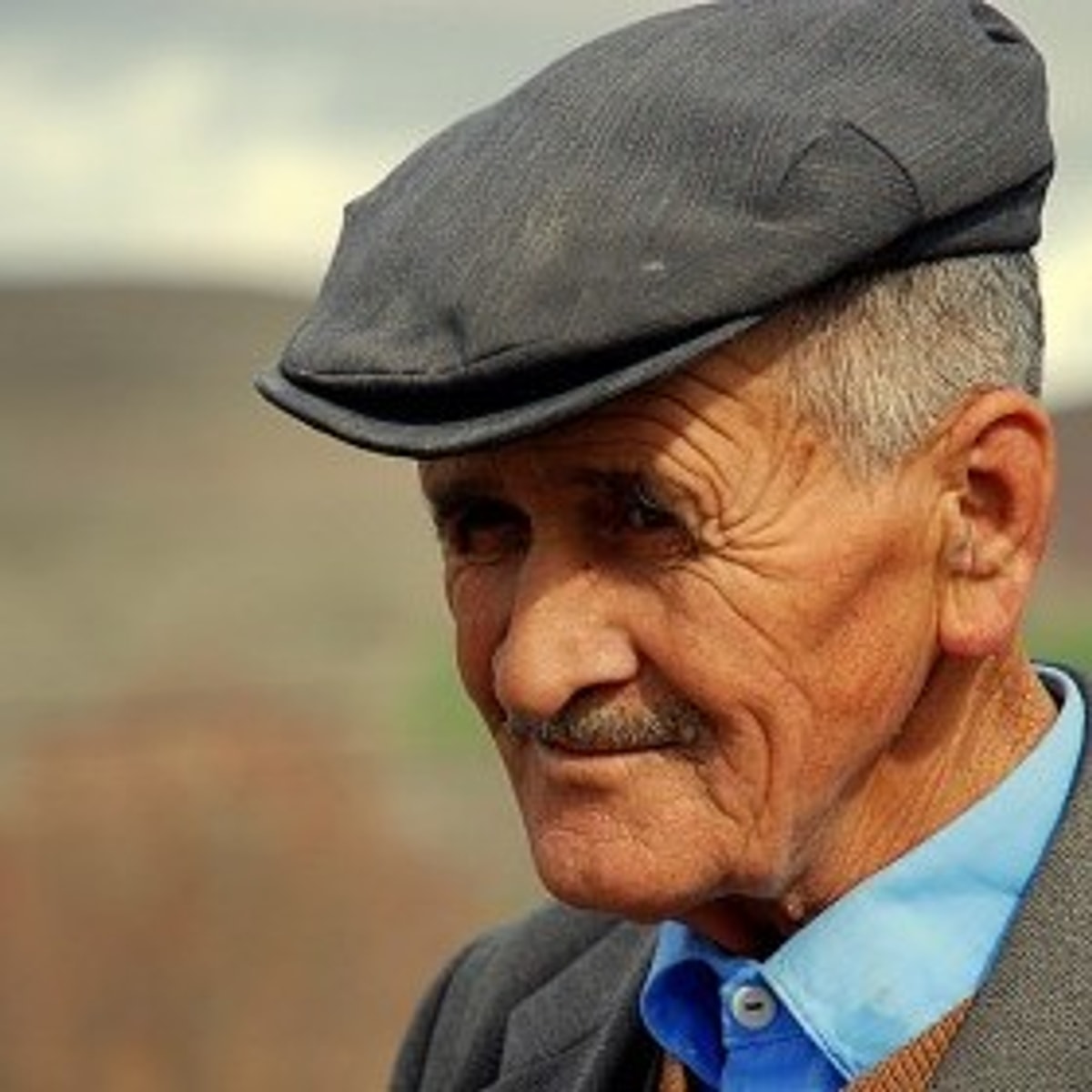Dede. парень с бородой в очках. Grandfather. дедушка аргентинец. деде хасавара.