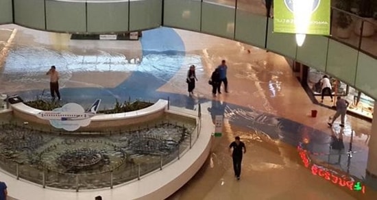 İstanbul'da AVM'yi Su Bastı