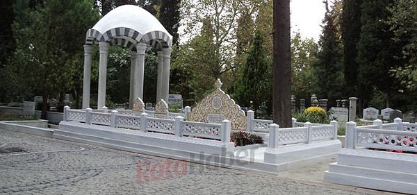 İşte mezarlığın yeni hali: (Kubbenin yanında yer alan Osmanlı motifli taşlar Erdoğanlar'ın aile mezarları)