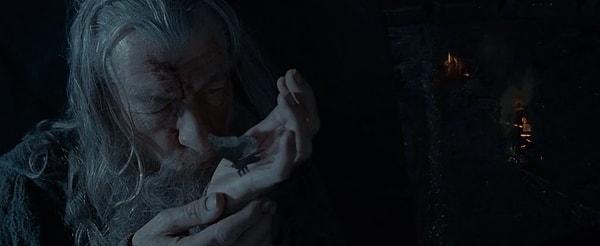 Gandalf Saruman'ın çatısında "ulan şu yüzük işini halledeyim de seninle sonra görüşücez" diyerek düşünmeye başlıyor. İş başa düşüyor çünkü. Öncelikle oradan kaçmak zorunda. Kartal kankalarına haber salıyor: "Beyler dara düştüm bi pençe atıverin."