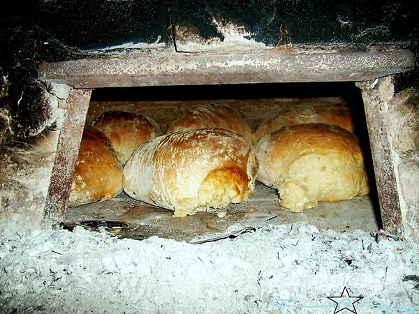 4. İçine yayık tereyağı sürülmüş sıcak köy ekmeği yemek