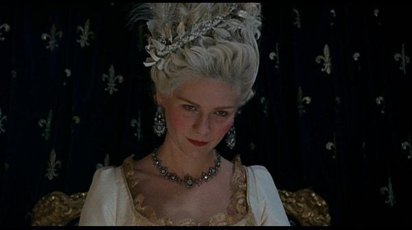 Kalabalık sarayın avlusunda toplandı ve kraliçenin balkona çıkmasını istedi. Marie Antoinette sabahlığıyla ve yanında iki çocuğu ile balkona çıktı. Kalabalık, çocukları içeri göndermesini istedi. Kraliçe yaklaşık on dakika boyunca, üzerine silahlar doğrulmuş bir hâlde balkonda tek başına bekledi.