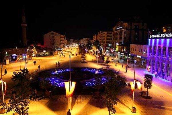 6.Bolu Belediyesi tarafından İzzet Baysal Caddesi Yayalaştırma Projesi kapsamında hayat bulan Belediye Meydanımız.