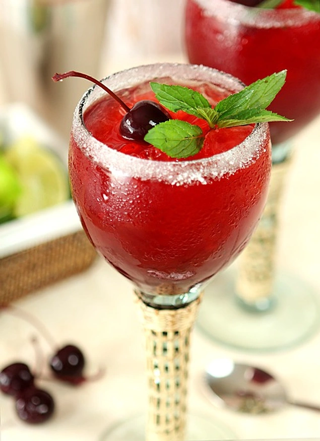 Kokteyl Pinacolade: efsanevi kokteyl için reçete Kokteyl Pinacolade: efsanevi kokteyl için reçete