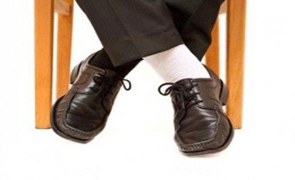 8- Sivri burun ayakkabının işkence derecesini yükseltmek için beyaz çorap