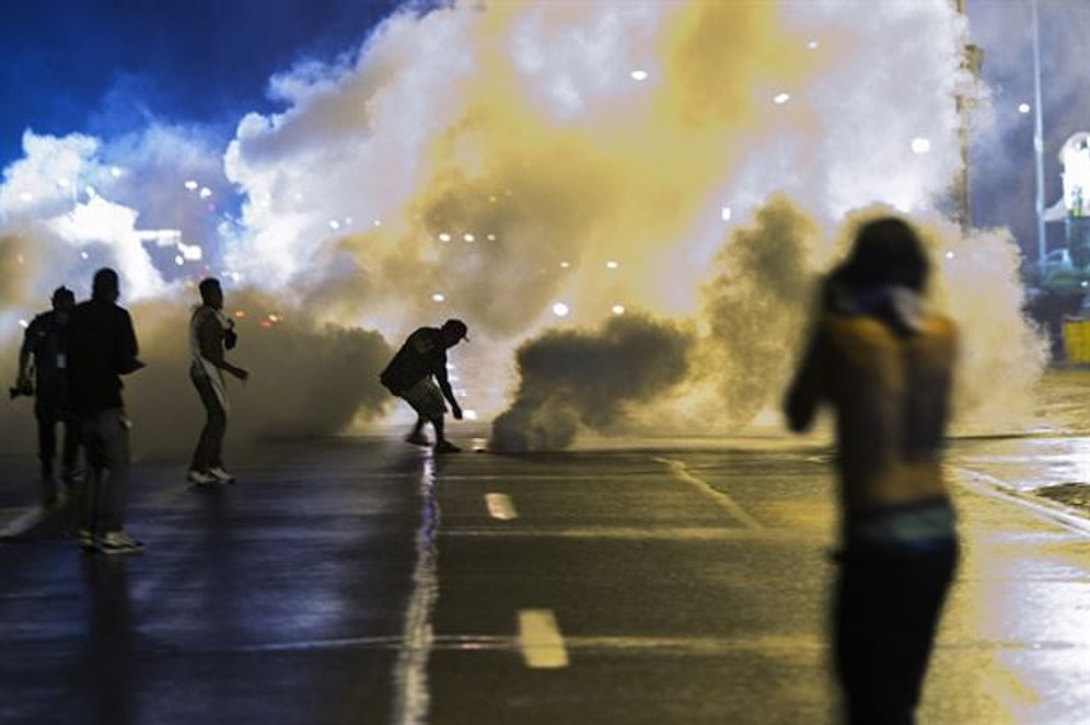 Ferguson'da Halk Sokağa Çıkma Yasağını Deldi