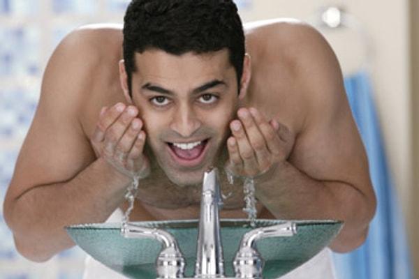 15. Bazen yüz yıkamaya üşenip sadece çapakları temizlediğiniz oluyor mu?