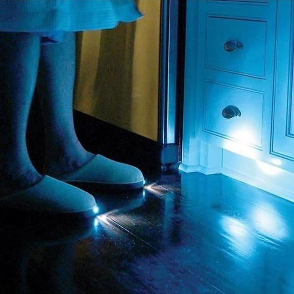 6. Geceleyin evde gezinirken etrafınızı aydınlatacak terlik lambası