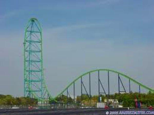 2- Sırada Six Flags lunaparkındaki Kingda Ka roller coaster'ı var.