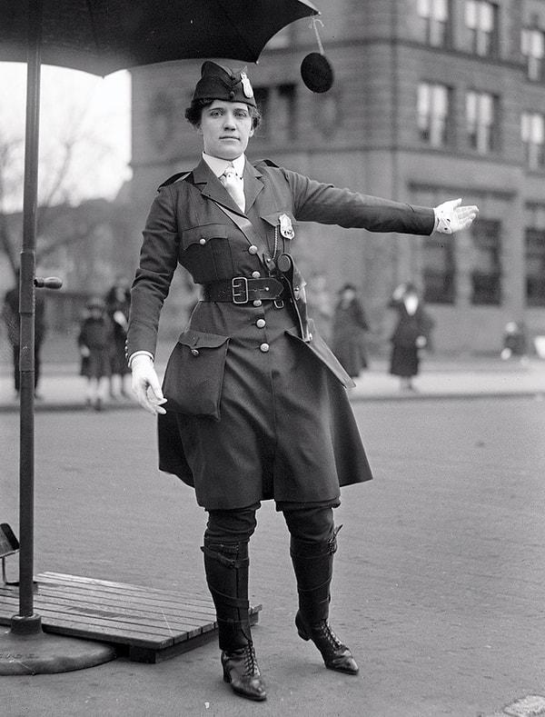 10. 1918 yılında Leola N. King, Amerika'nın ilk kadın trafik polisi oldu.