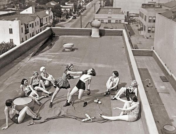 18. Çatıda boks yapan Los Angeleslı kadınlar. (1937)