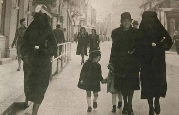 22. 2. Dünya Savaşı sırasında Müslüman bir kadın, Yahudi bir kadınını korumak için onun altın yıldızını saklıyor. ( Saraybosna)