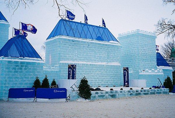 Kanada kış festivaline özel tasarlanan buz kalesi