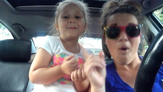 Anne ve Kızının Eğlenceli Düeti