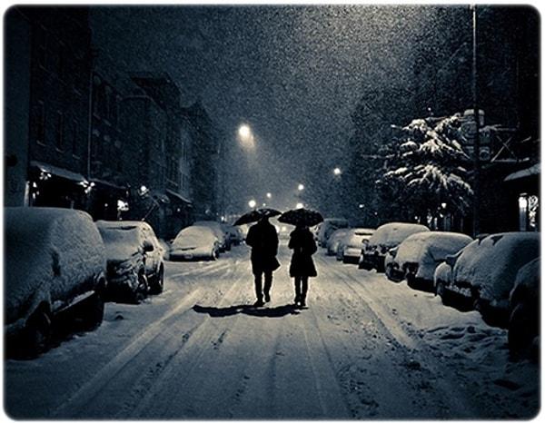 4. Bir gün kar yağan başka bir şehirde olduğunuzda insanların neden şemsiye kullandığına anlam veremezsiniz.