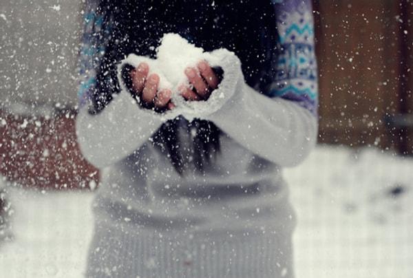 18. Kar yağmaya başladığını gören evin bir üyesi ilk kar tanesinin düşmesiyle birlikte büyük sevinçle evin her üyesine duyurur.