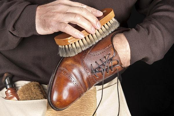 3. Biraz "şıklığı" ön plana çıkarmak adına ayakkabıları temiz tutun ve mümkünse parlattırın.