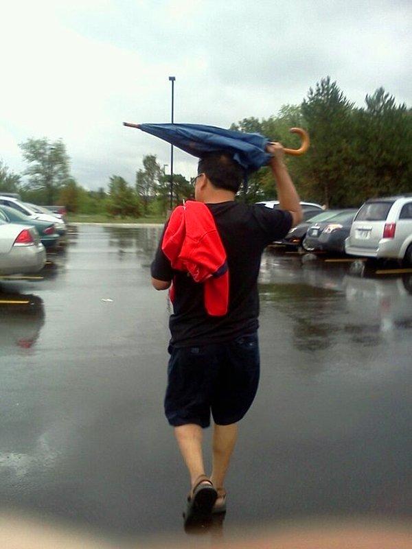 12. Şemsiyenin nasıl kullanılacağını çözemeyen abi.