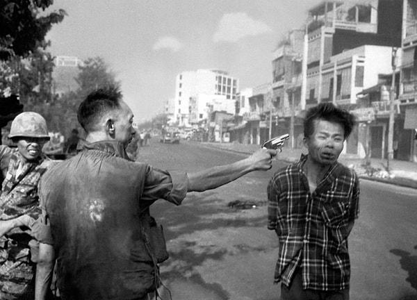Efsanevi fotomuhabir Eddie Adams'ın bu fotoğrafını görmeyen yoktur. 1969 yılında Pulitzer kazanan bu fotoğraf, Güney Vietnam'lı polis şefi generalin, VietKong generalini infazını gösteriyor.