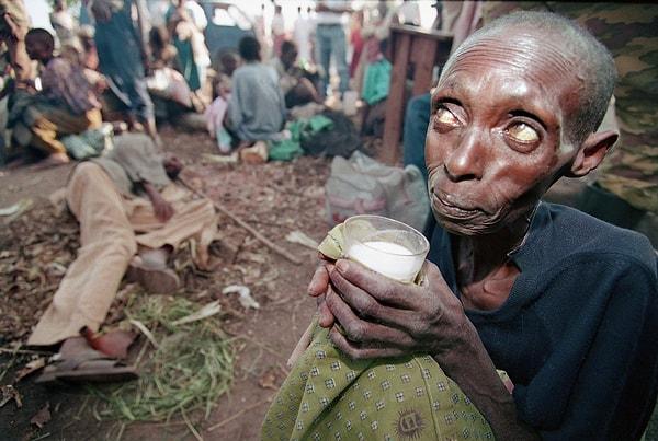 Ruanda'da Jean Marc Bouju tarafından 1994 yılında çekilen fotoğraf, Ruandalı isyancılarla devlet güçleri arasındaki çatışma sonucu açlık ve hastalıkla mücadele eden halkın dramını ortaya koyuyor.