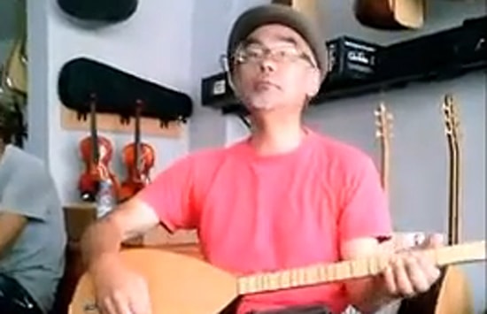 Bir Japon'un Uzun İnce Bir Yoldayım'ı Söylemesi