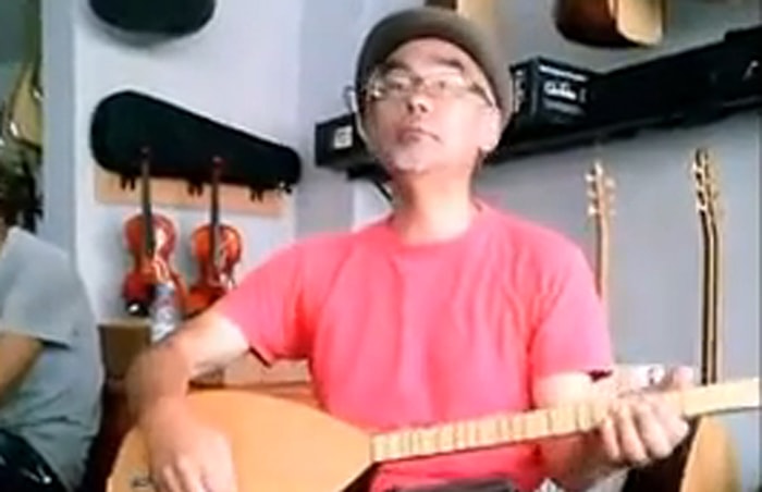 Bir Japon'un Uzun İnce Bir Yoldayım'ı Söylemesi