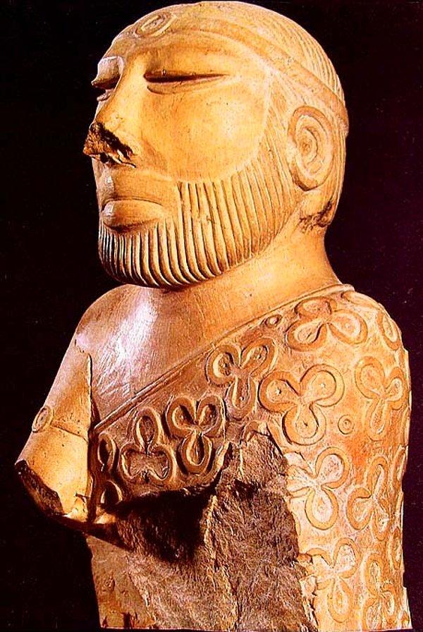 1. Mohenjo-Daro Rahip-Kral Heykeli (İ.Ö. 2600)