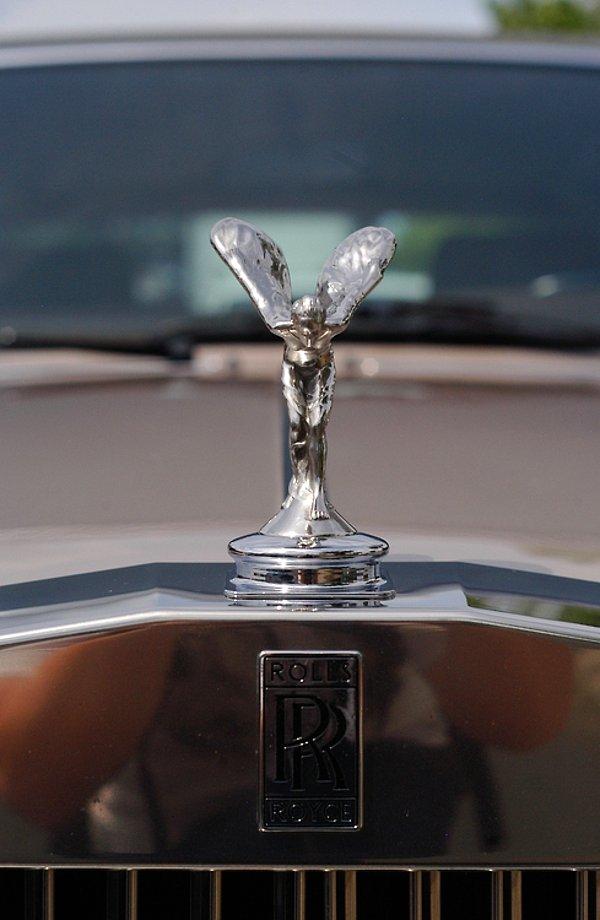 1. Rolls Royce, Henry Royce Tarafından 1904 Yılında Kuruldu. Charles Rolls'la Olan Ortaklıkları Sonucunda İsmi ''ROLLS ROYCE'' olarak değişti.