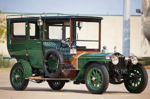 2. İlk ürettikleri otomobil ''Silver Ghost'' modeliydi.(1906) Bu araç hala çalışabiliyormuş.