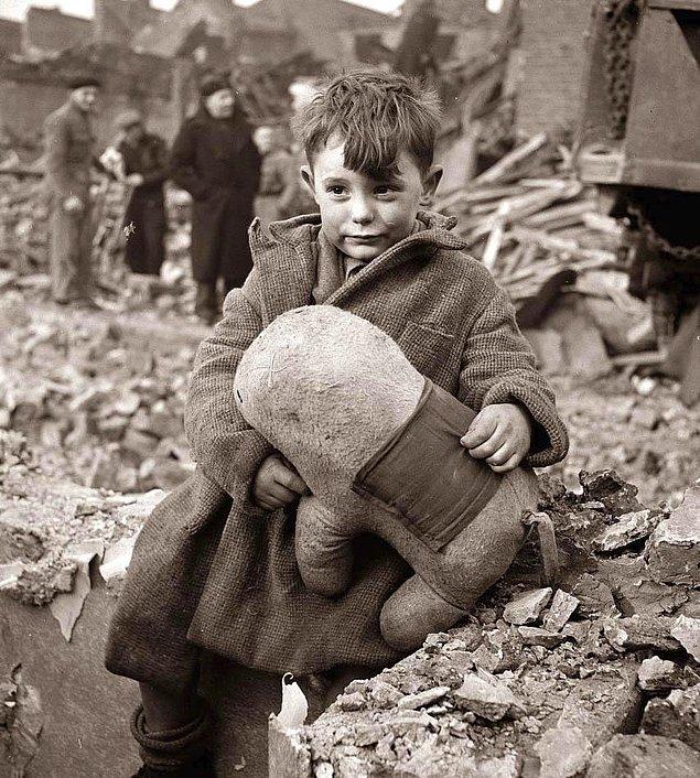 10. 1940 yılında Almanların hava saldırısı sonrası ailesini kaybetmiş Londralı bir çocuk