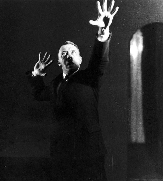 44. Hitler konuşma yapmadan önce aynada pratik yaparken, 1925