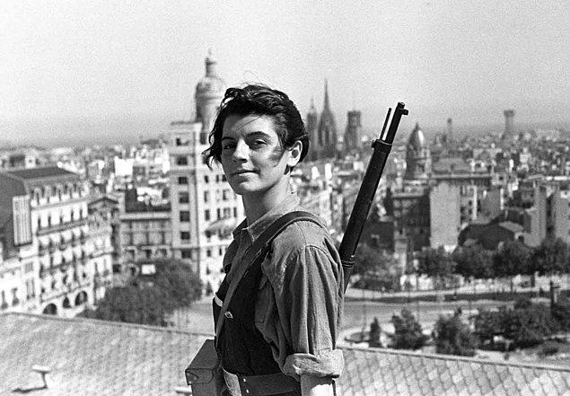 45. 17 yaşında bir komünist militan, fonda Barselona şehri, İspanya sivil savaşından bir kare. 1936