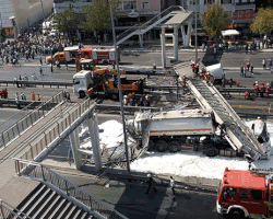 Avcılar'da Üst Geçit Çöktü 1 kişi öldü 4 kişi yaralı
