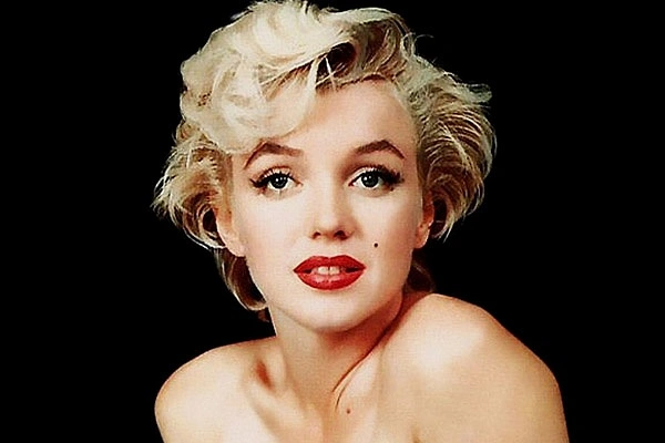 "Bir kadına doğru ayakkabıları verirseniz dünyayı bile fethedebilir."  - Marilyn Monroe