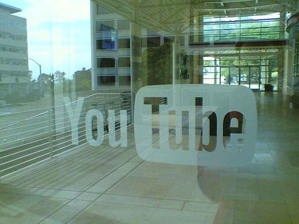6. Google'ın sahip olduğu YouTube'da her ay 6 milyar saatlik video izleniyor. Bu, yaklaşık olarak dünyadaki her kişi için 1 saat video anlamına geliyor.
