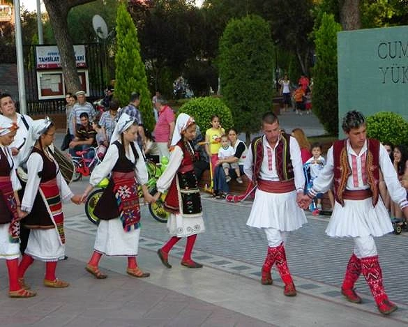 Halay, düğünlerinizin vazgeçilmez bir öğesidir, Payduşka ve damat halayının göçmen olmayan kişilerin düğünlerinde çalındığını duyunca kıskanmayı ,"O benim!" demeyi gerektirir.