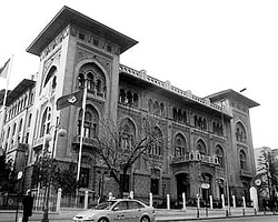 Ziraat Bankası’nın ve dolayısıyla Türkiye’nin ABD Merkez Bankası’nın (Fed) ağır yaptırım olasılığı ile karşı karşıya kalması gelişmesini kamuoyuna duyuran CHP İstanbul Milletvekili Umut Oran, Başbakan Yardımcısı Ali Babacan’a yeni sorular yönelterek Varan 3 dosyasını açtı.