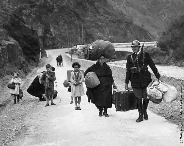 11. Fransız askeri İspanya İç Savaşı'ndan kaçan sivillere yardım ediyor. (1938)