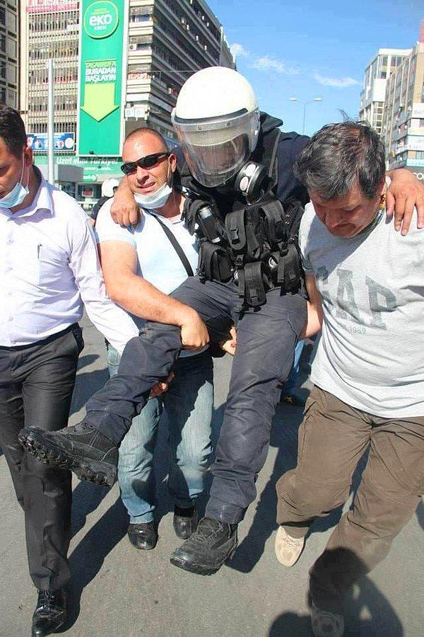 21. Protestocular yaralı polisi güvenli alana taşıyor. (Türkiye, 2013).