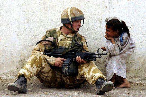 23. Asker küçük kız ile sohbet ediyor. (2011).