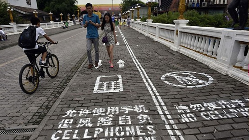 Çin'de Telefon 'Bağımlılarına' Özel Yol