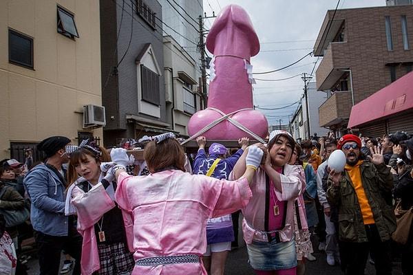 15. Japonya'da her yıl penis ve doğurganlık üzerine bir festival yapılır.