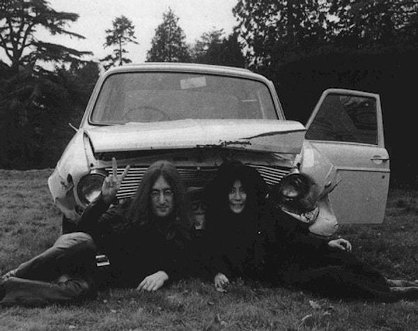 18. Lennon 1969′da İskoçya’da yaptığı bir kaza sonucu haşatı çıkan arabasını satın aldı.