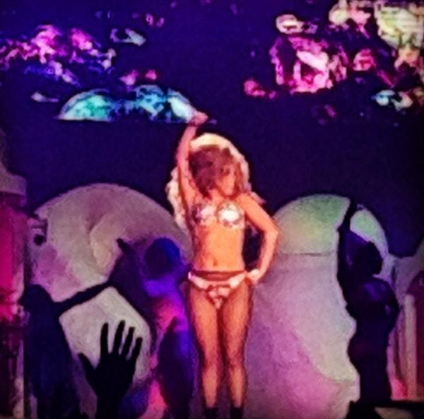 5. Bad Romance şarkısına geçerken sahnede soyundu ve sadece siyah bir külotla kalan Lady Gaga'ya yardımcıları yeni kıyafetini giydirdi..